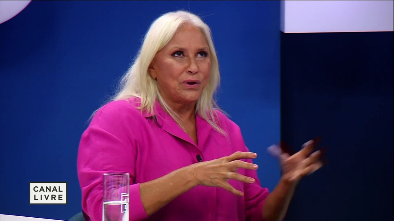 Ela falou sobre o engajamento político dos artistas nos dias de hoje. 'Precisamos voltar a entender que o país é nosso. Quem comanda esse país é o povo brasileiro. Viver é um ato político.'