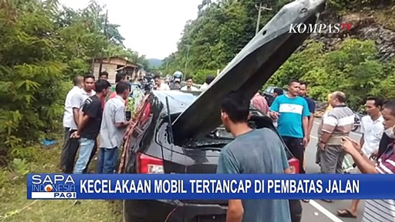 Ngeri! Kecelakaan Tunggal Mobil Tabrak Besi Pembatas Jalan, Tembus Hingga Bagian Belakang Mobil