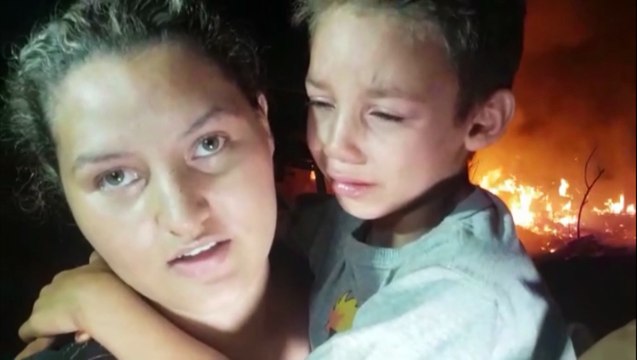 Meu filho chorando aqui porque não conseguiu salvar a casa, mas Jesus salvou nós