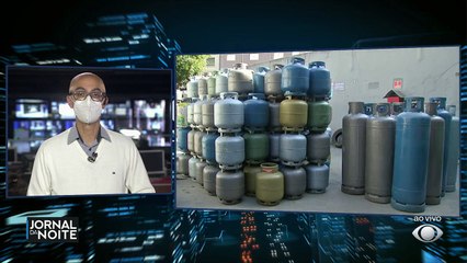 O governo sancionou a lei que cria o vale-gás para famílias de baixa renda. A cada dois meses, os beneficiários vão receber pelo menos metade do preço médio de um botijão de 13 quilos.
