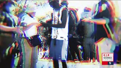 Migrantes se llevan cervezas de tráiler que volcó en Mapastepec