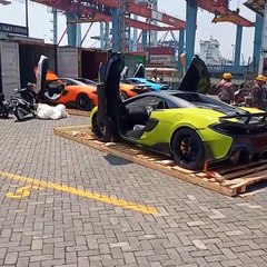 Naik forklip keliling pelabuhan hee