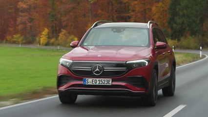 The new Mercedes-Benz EQB 350 in Patagonia red Driving Video