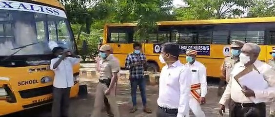 சட்டுன்னு டிரைவர் சீட்டில் உட்கார்ந்து.. ஸ்கூல் பஸ்சை ஓட்டிய கலெக்டர் - வீடியோ