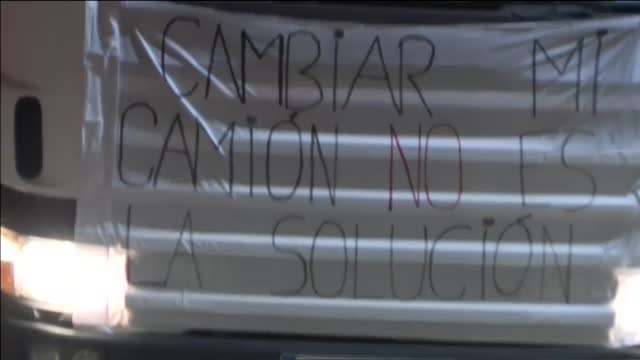 Centenares de camioneros colapsan las principales vías de acceso a Barcelona