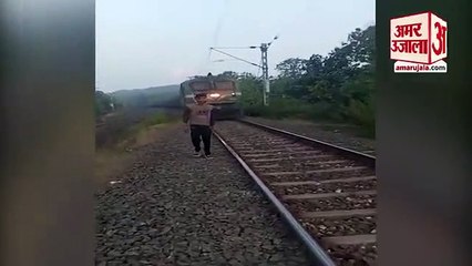 بث مباشر على مواقع التواصل يتسبب في دهس شاب بالقطار في فيديو صادم