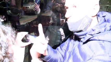 David Bisbal se entrega a sus fans tras actuar en el Teatro Real