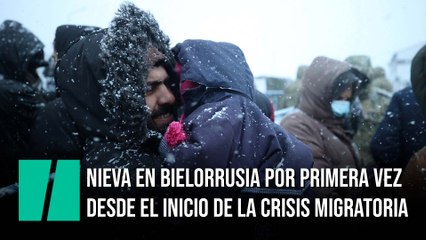 Los migrantes de la frontera de Bielorrusia hacen cola bajo la nieve para recibir comida