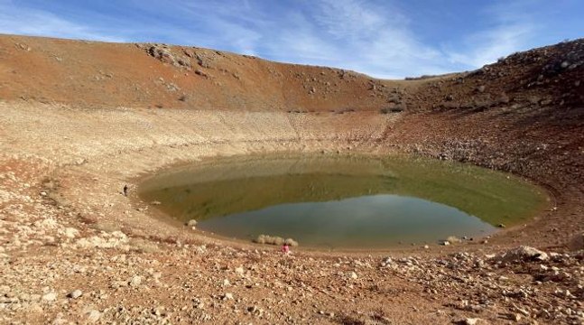 Keban Baraj Gölü'nde suların çekilmesiyle dev obruk ortaya çıktı (2)