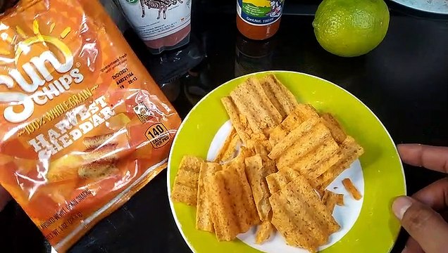 #Receta de #cocina probando botana de USA frituras con salsa limon y sal