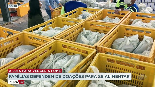 Cerca de 5 mil famílias dependem de doações para poder ter o que comer na capital paulista. Tem gente que leva mais de duas horas para chegar na CEAGESP para pegar alimentos que iriam para o lixo.