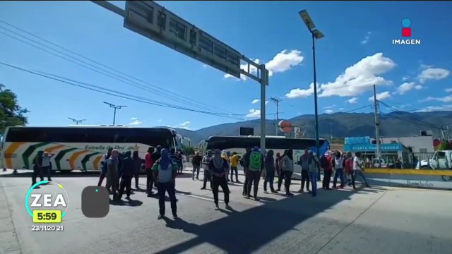 Normalistas de Ayotzinapa bloquean la Autopista del Sol