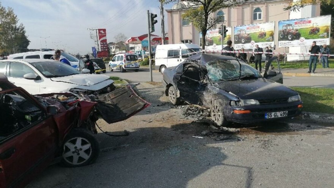 Kırmızı ışıkta geçen otomobil, iki araca çarptı: 1 ölü, 3 yaralı