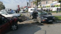 Kırmızı ışıkta geçen otomobil, iki araca çarptı: 1 ölü, 3 yaralı