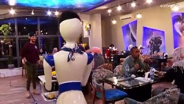روبوتات تقدم الطعام للزبائن في مطعم عراقي بالفيديو