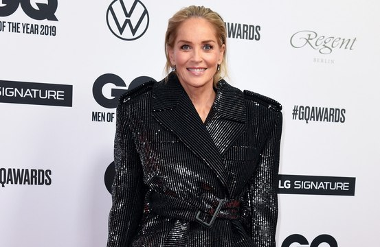 Sharon Stone pede orações após mãe sofrer derrame agudo