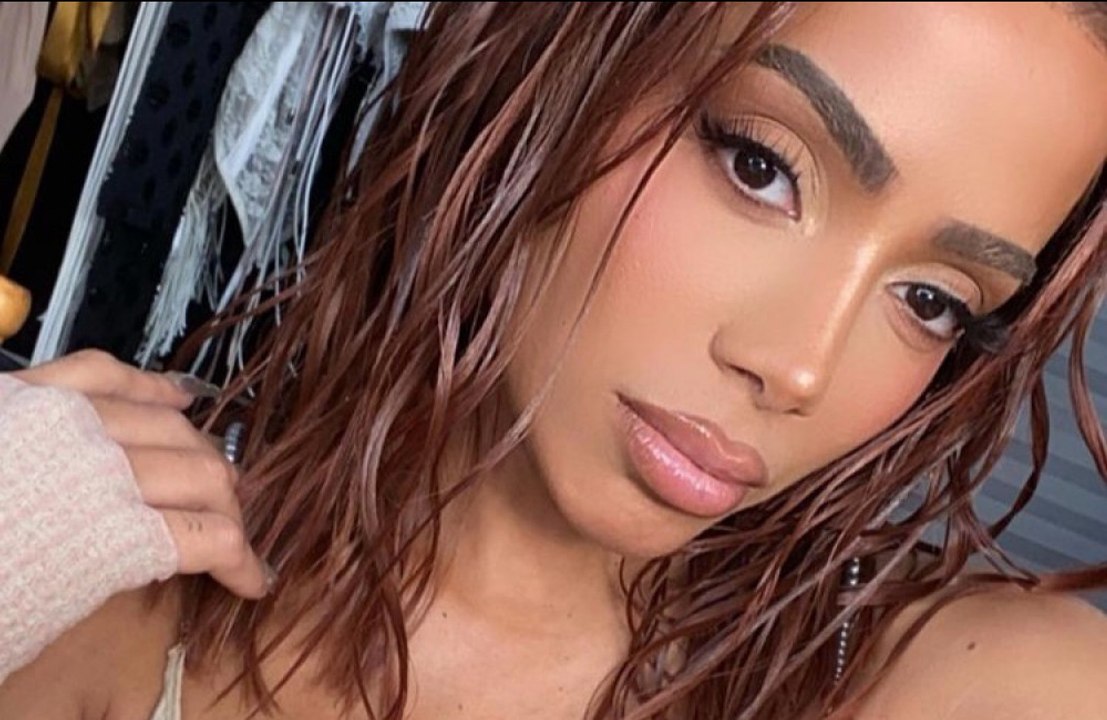 Anitta debocha de Ratinho após comentários do apresentador sobre tatuagem íntima