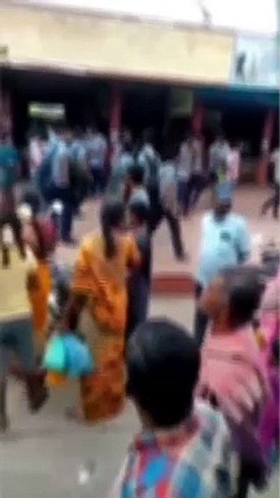 பேருந்து நிலையத்திலேயே மோதல்.. மாறி மாறி தாக்கிக்கொண்ட பள்ளி மாணவர்கள்.. மதுரையில் அதிர்ச்சி