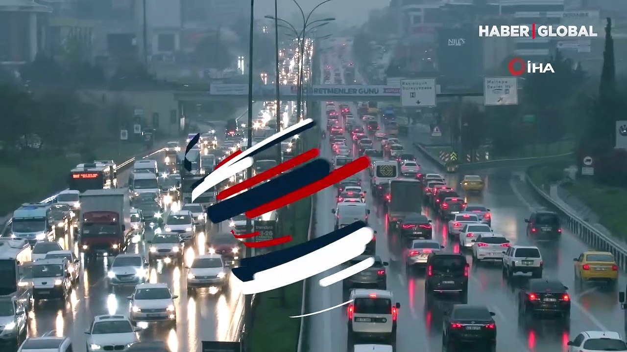İstanbul'da sağanak etkili oluyor, trafik yoğunluğu yüzde 76'ya ulaştı