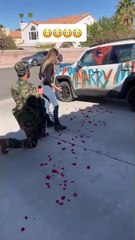 Soldado le pide matrimonio a su novia pero lo rechaza por pintar su carro