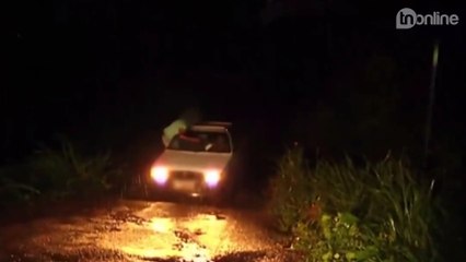 Passageiro fica sentado em janela de carro para mover limpador de para-brisa durante chuva