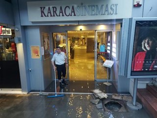 İZMİR'DE SAĞANAK NEDENİYLE KENTİN SİMGELERİNDEN KARACA SİNEMASI'NI SU BASTI