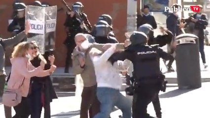 下载视频: La Policía dispara con balas de goma y gases lacrimógenos a los manifestantes en Cádiz en el octavo día de huelga