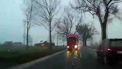 Un enfoiré de chauffard pense pouvoir doubler tout le monde en une fois sur une route de campagne