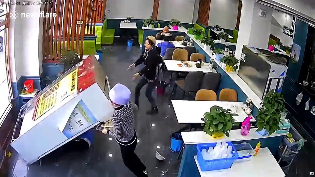 Ce jeune chinois échappe de justesse à la chute d'un frigo