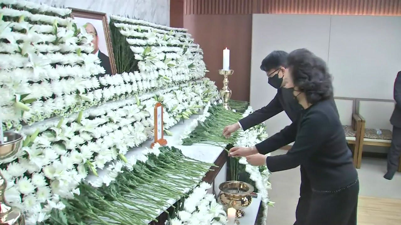 발길 뜸한 전두환 빈소 첫날...5공 인사 조문 이어져 / YTN