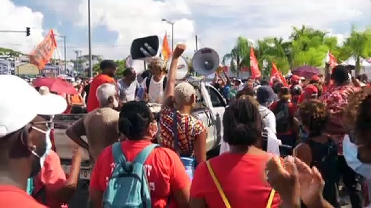 Grève générale, blocages routiers et coups de feu dans les Antilles françaises