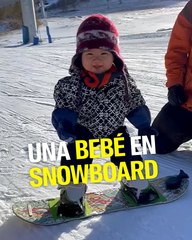 Este bebé de 11 meses ya practica snowboard