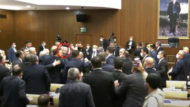 Ankara Büyükşehir Belediyesi Meclisinde AK Parti ve CHP üyeleri birbirlerine girdi