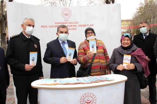 Vali Işık'ın KADES programı sorusuna kadınlardan ilginç cevapKaraman Valisi Mehmet Alpaslan Işık'ın KADES programı indirdiniz mi? diye sorduğu...