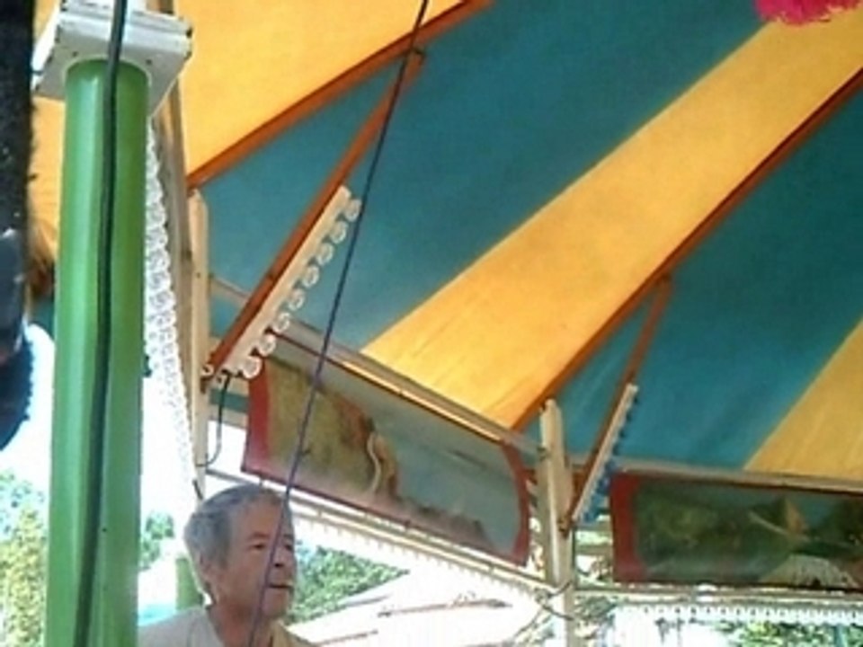 L'enthousiasme délirant d'un forain passionné