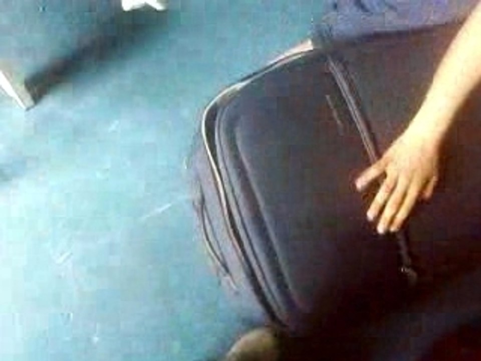 Merouane rentre dans une valise