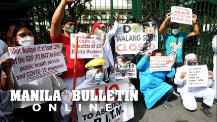 Health workers rally at the main gate of the DOH in Sta. Cruz Manila