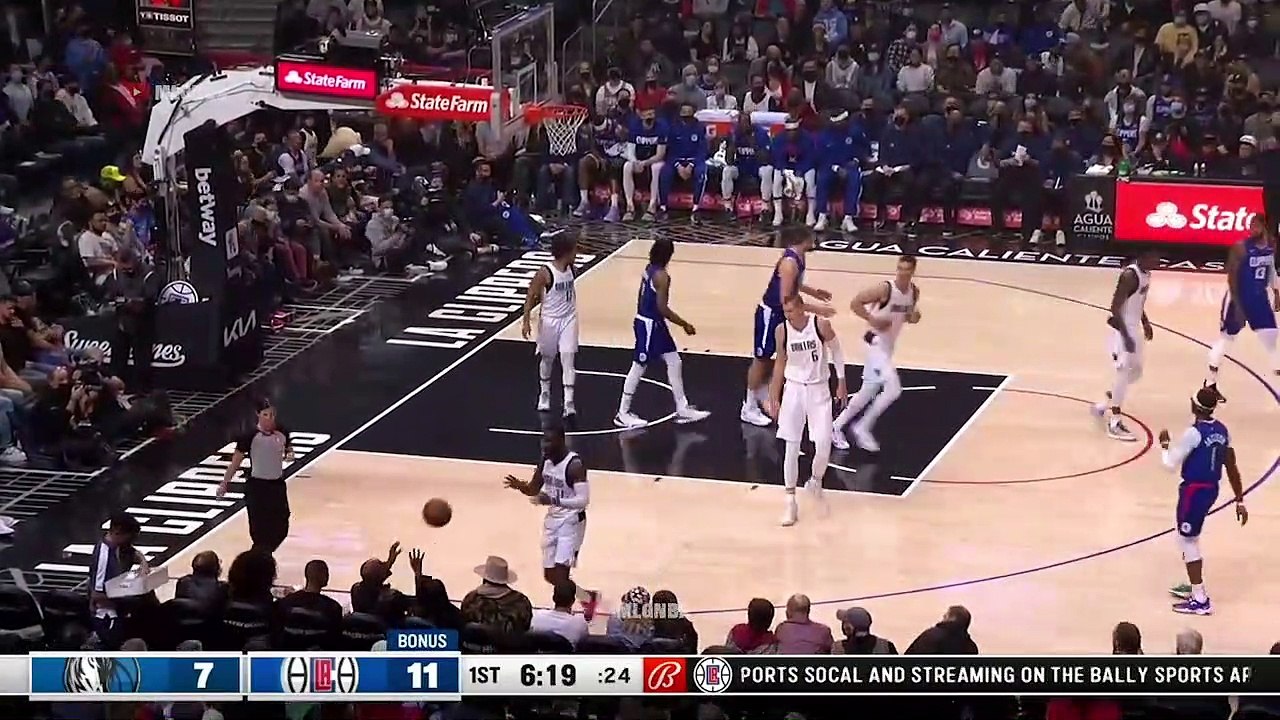 Ivica Zubac had a beautiful short roll pass to the open shooter in the corner