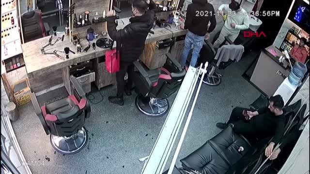 İSTANBUL-SAÇINI TARAMA BAHANESİYLE GİRDİĞİ KUAFÖRDEN TIRAŞ MAKİNESİNİ ÇALDI