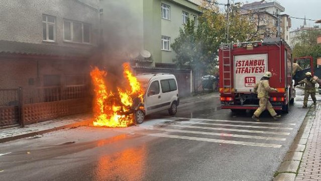 KARTAL'DA SÖNDÜREMEYİNCE HAFİF TİCARİ ARACININ YANMASINI İZLEDİ