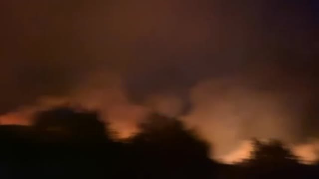 El viento dificulta la extinción del incendio forestal declarado ayer en Cercedo- Cotobade, en Pontevedra