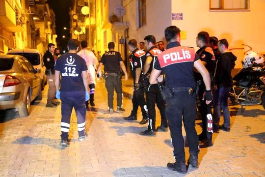 Karısının boğazını keserek öldüren şahıs, kapıya bıçakla Sonunuz geldi, ölün diye yazmış