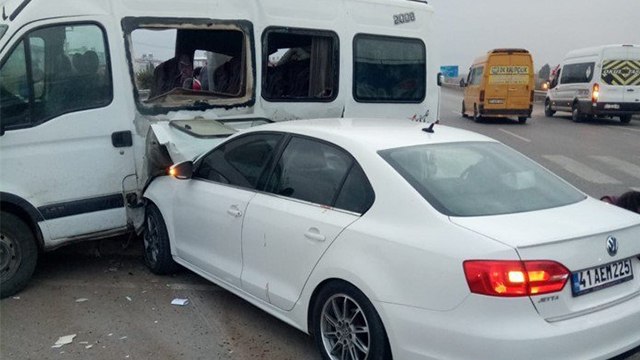 Korkunç kaza! Öğrenci minibüsü ile otomobil çarpıştı: 19 yaralı