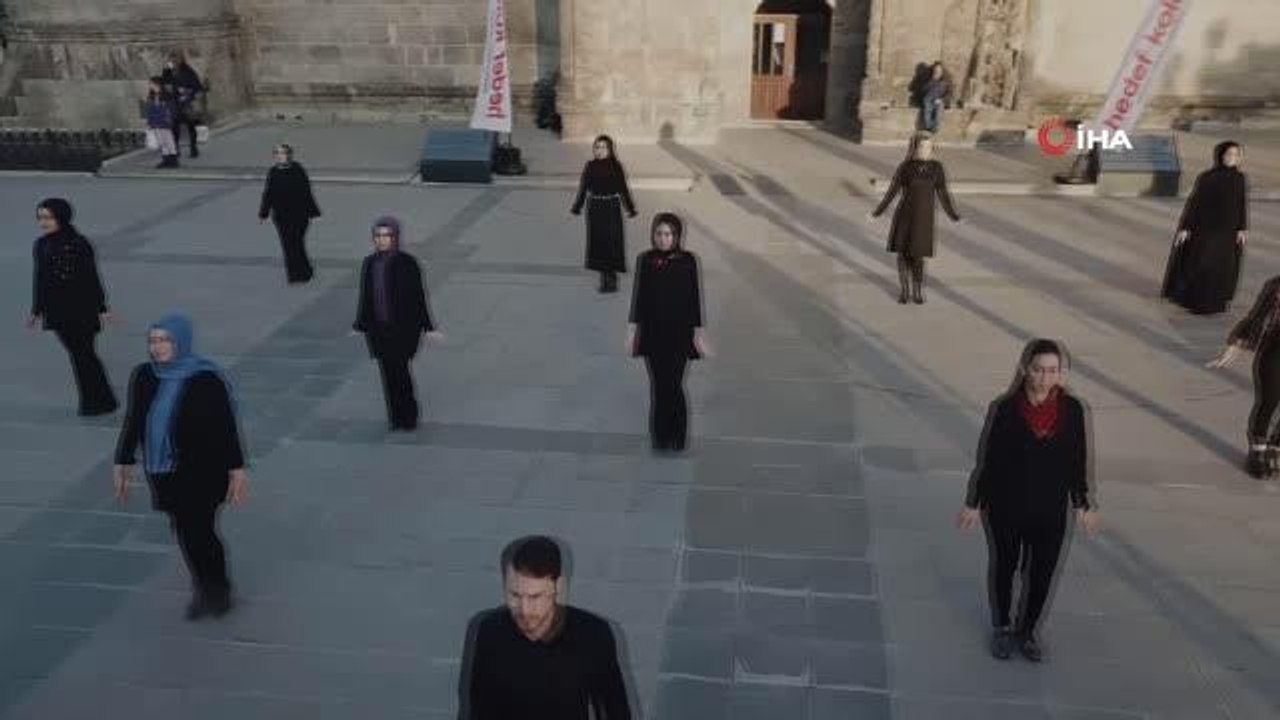 Öğretmenlerden 24 Kasım Öğretmenler Günü anısına anlamlı klip- Şarkı söyleyip, zeybek oynadılar