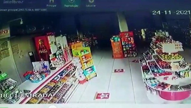 Câmeras de segurança registram momento em que Farmácia na Av. Tancredo Neves foi alvo de arrombamento