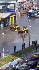 Insolite : Deux Bulldozers en train d'évacuer l'eau d'une route inondée !