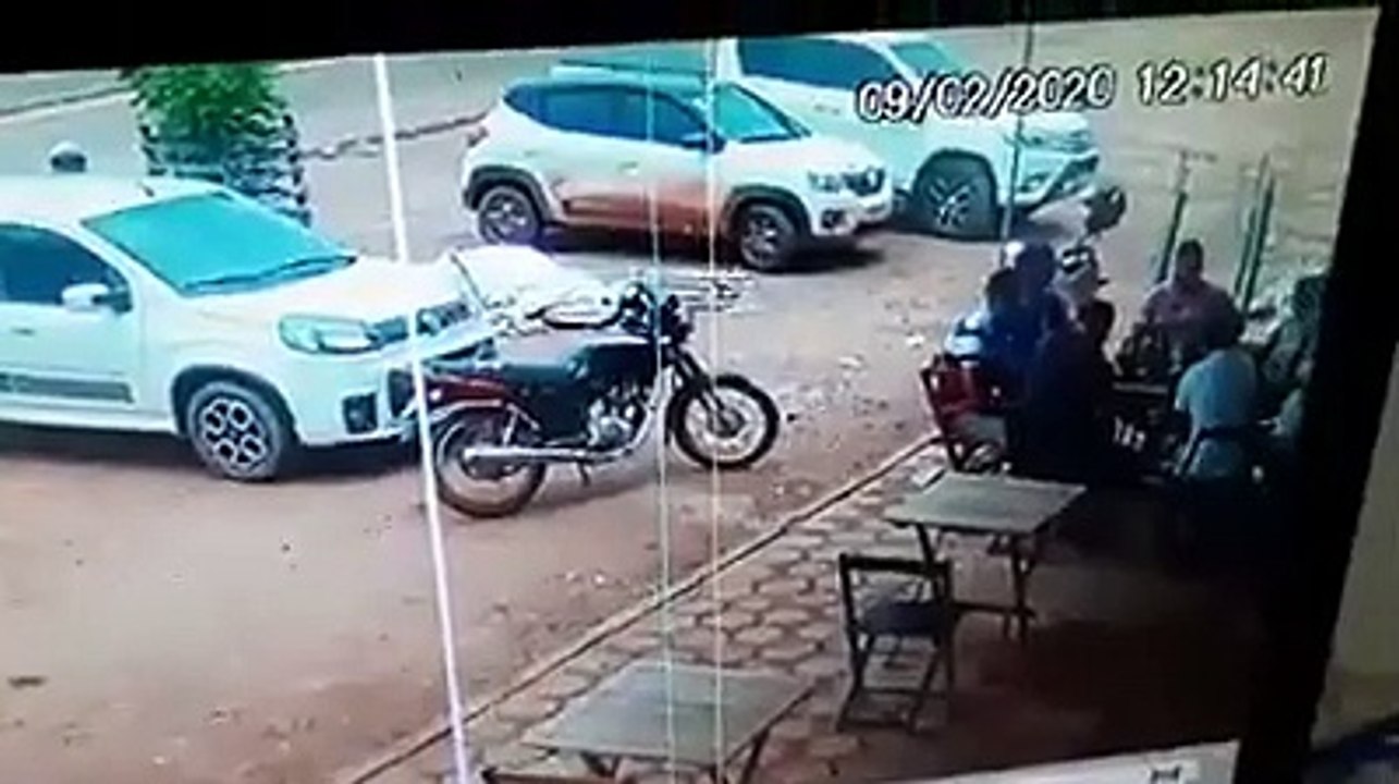 Un hombre se tira un pedo y se aleja