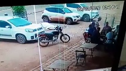 Un hombre se tira un pedo y se aleja