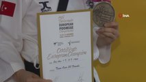Taekwondo şampiyonu Elif öğretmen... Hem öğrencilerine ders veriyor hem ülkesine madalya kazandırıyor