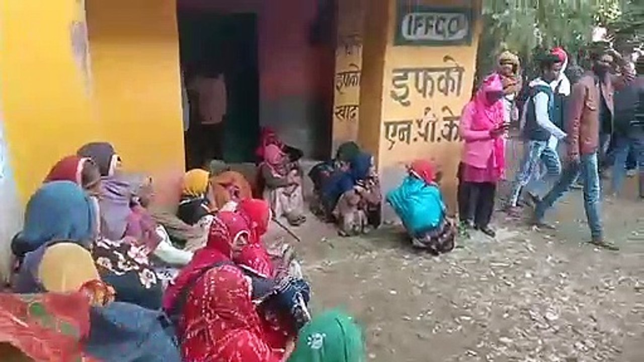 यूरिया खाद आने के साथ ही लगी किसानों की कतारे। देखे वीडियो